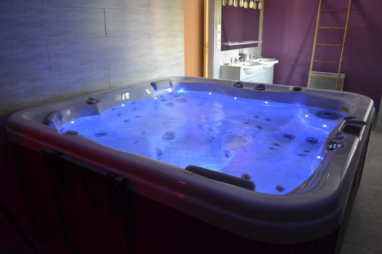 Au Coeur Du Bien-Etre, Chalet Avec Piscine Chauffee Et Couverte, Spa, Sauna, Massages Monteaux Buitenkant foto